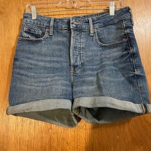Old Navy size 6 women’s jeans shorts. High rise OG straight with pockets.